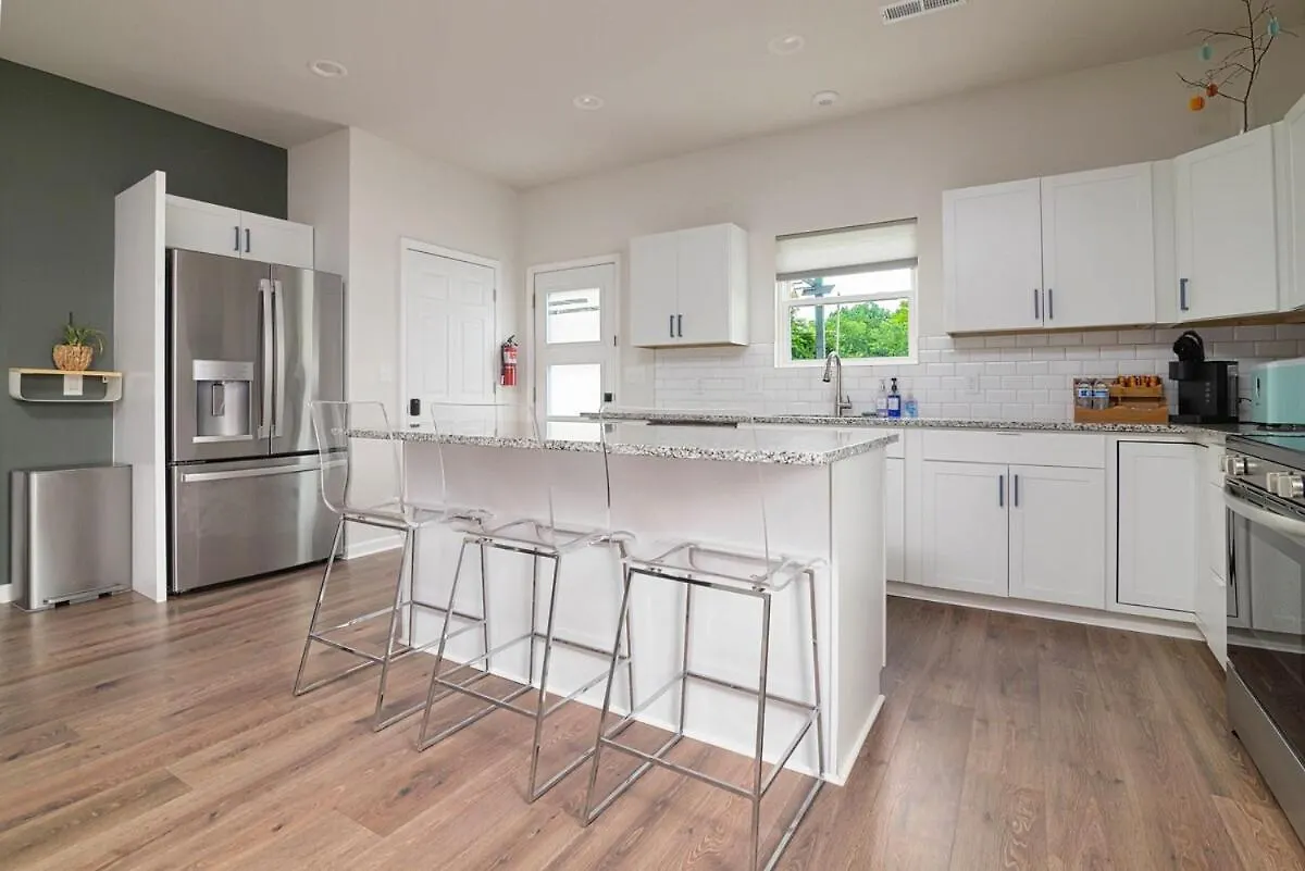Vakantiehuis Modern Ranch Fenced Backyard - 6 Mins To South End Villa Charlotte