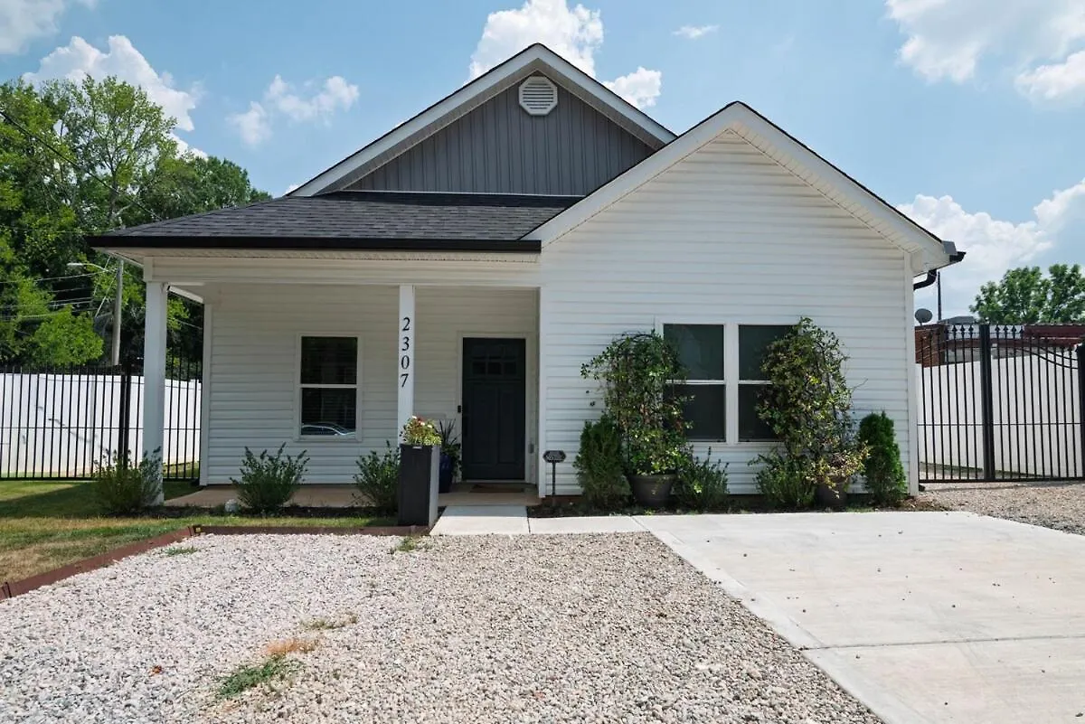 Vakantiehuis Modern Ranch Fenced Backyard - 6 Mins To South End Villa Charlotte
