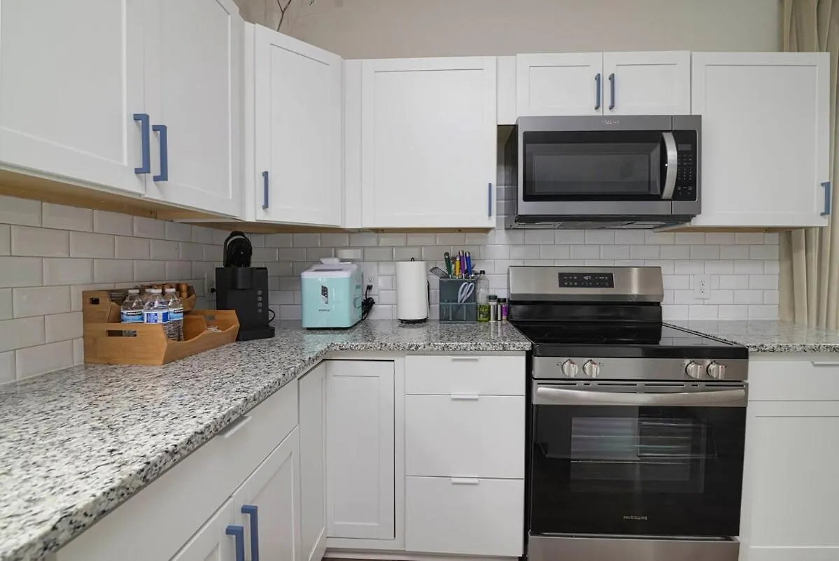 Vakantiehuis Modern Ranch Fenced Backyard - 6 Mins To South End Villa Charlotte