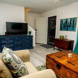 3 Bedroom Townhome Minutes To Uptown Holiday home